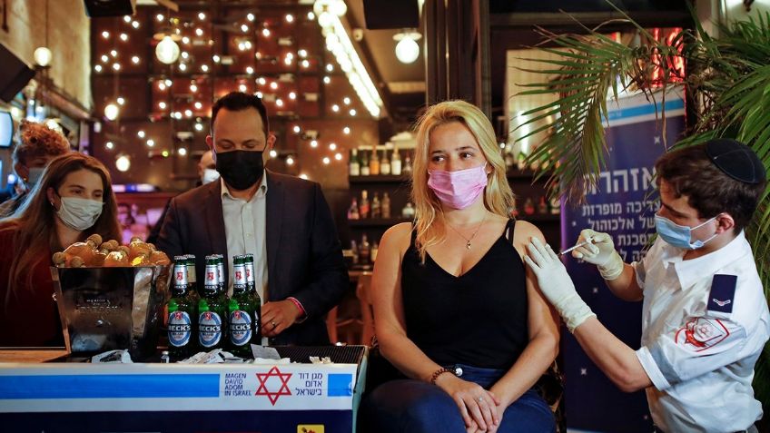 ¡Insólito! Bares de Israel regalan bebidas a jóvenes para que se vacunen contra Covid-19
