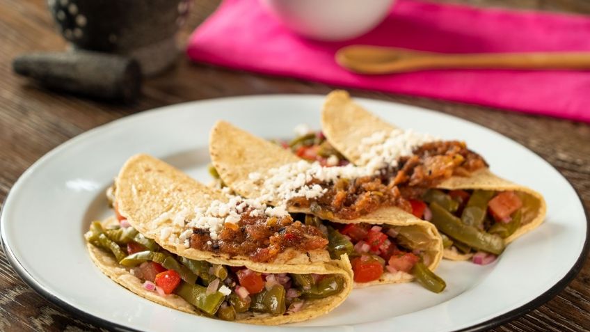 Pon a prueba tu sazón al preparar estos exquisitos tacos de nopales para la Cuaresma