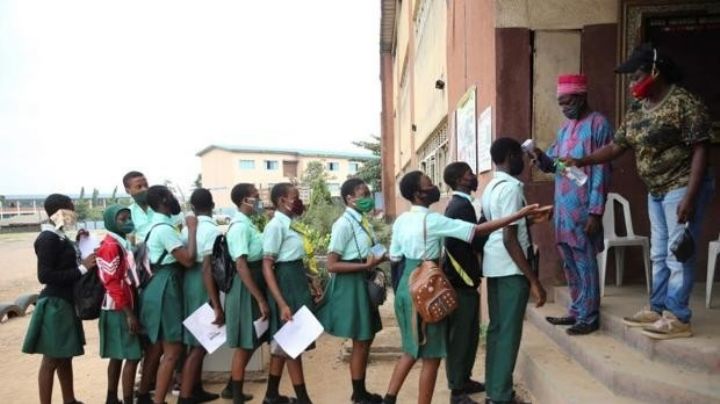 ¡Otro secuestro masivo! Al menos 300 niñas fueron raptadas de escuela en Nigeria