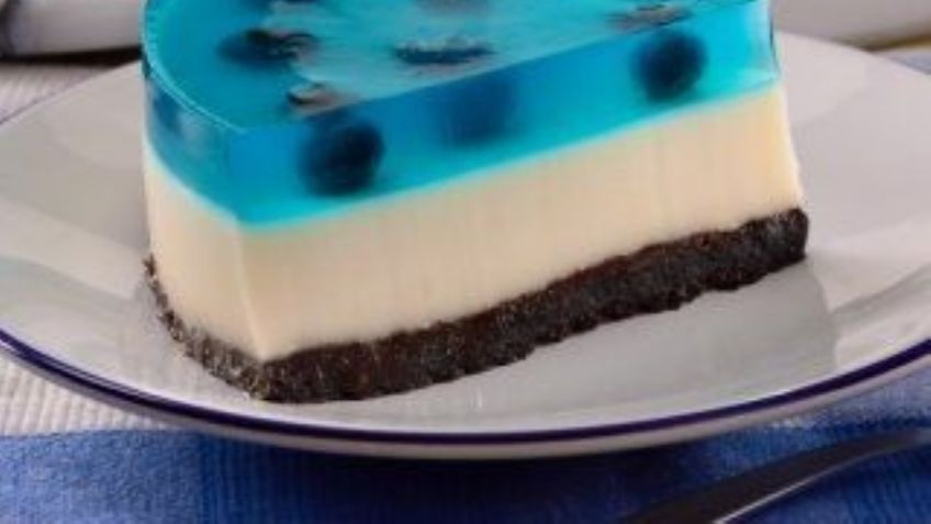 ¡Consiente a tus hijos! Adorarán esta gelatina de moras con base de galleta de chocolate