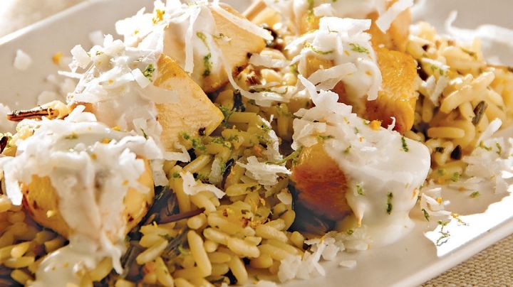 Dale un toque tropical a tus comidas al hacer estas brochetas de pollo al coco