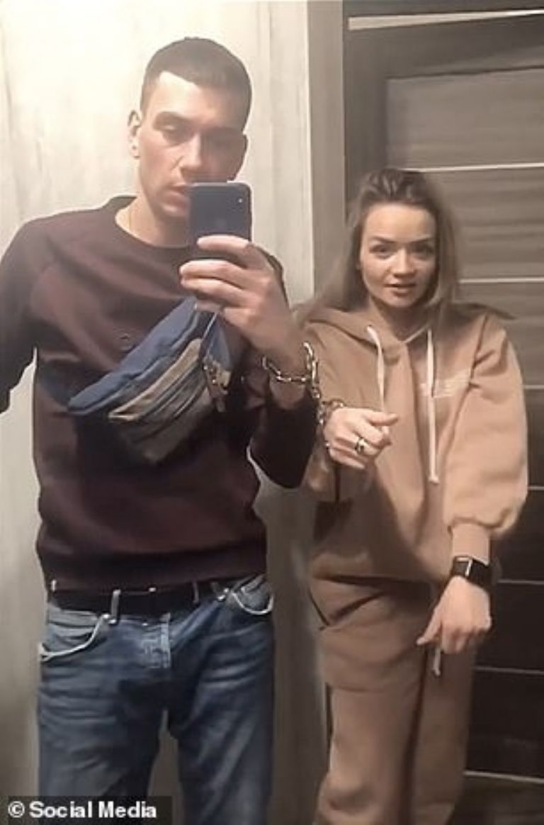 Pareja sufre úlceras en la piel por atarse con cadena