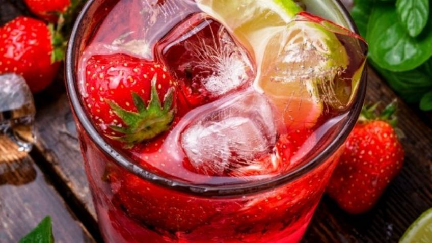 Brinda por tu figura con este delicioso y refrescante mojito de fresa bajo en calorías