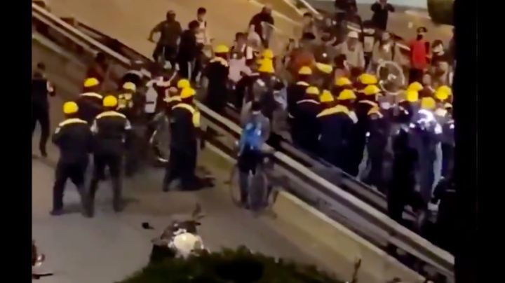 VIDEO: Ciclistas y policías de Tránsito terminan a golpes tras protesta