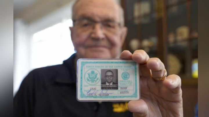 ¡Lo que es tuyo, te encuentra! Viejo marino recupera la cartera que perdió 53 años atrás