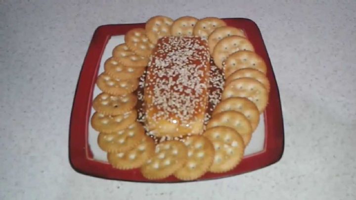 Disfruta del Super Bowl 2021 con este rollo de queso con chile chipotle