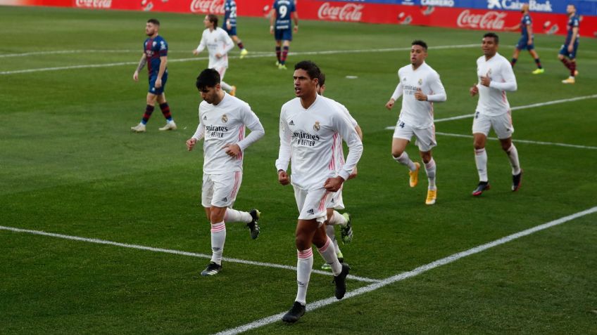 ¡Qué susto! Varane salva del naufragio al Real Madrid con doblete ante el Huesca