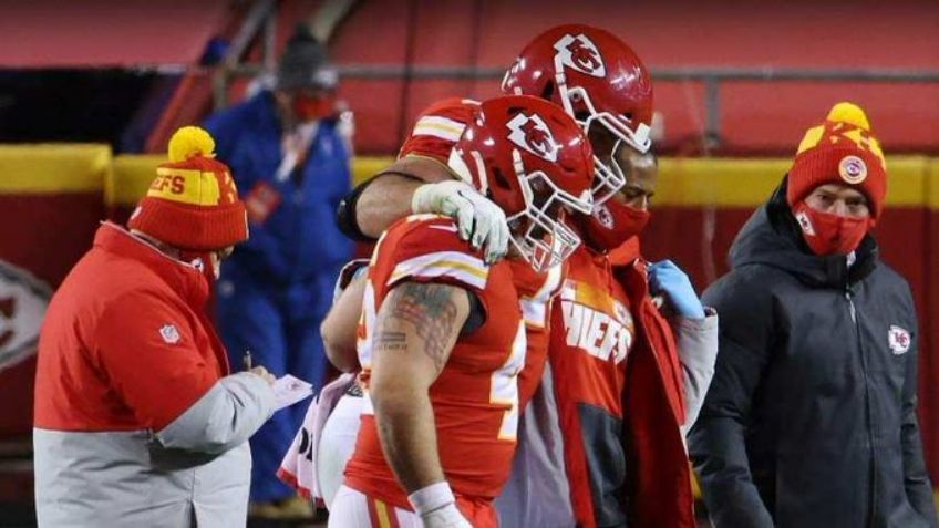 ¡La vanidad! Peluquero de los Chiefs da positivo a Covid-19; deja a un jugador a medio corte