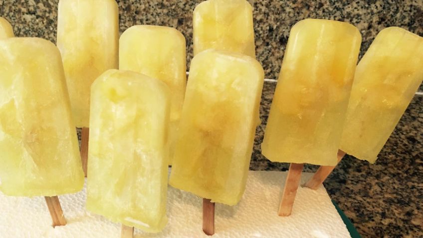 ¡Dile adiós a las altas temperaturas! Estas paletas de piña con coco te mantendrán fresco