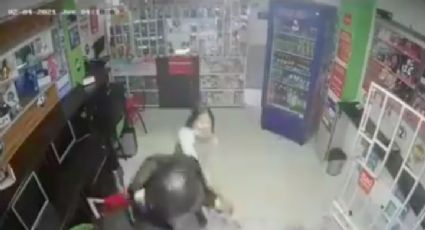 VIDEO: Niña defiende a su madre de robo; enfrenta a los ladrones a machetazos