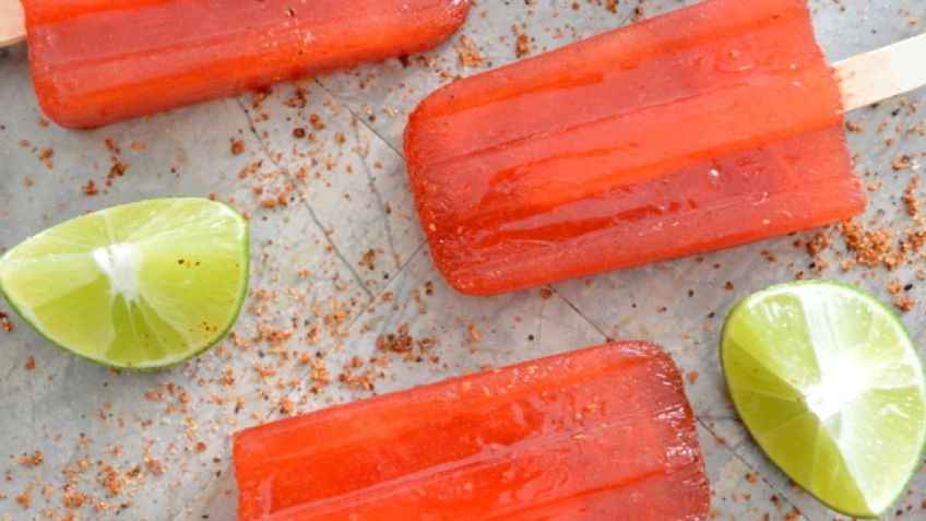 Dale batalla al terrible calor con unas ricas paletas heladas de chamoy
