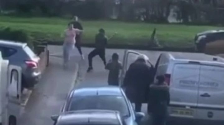 Joven de 20 años es brutalmente atacado y le patean en la cabeza; es llevado al hospital