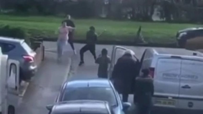 Joven de 20 años es brutalmente atacado y le patean en la cabeza; es llevado al hospital