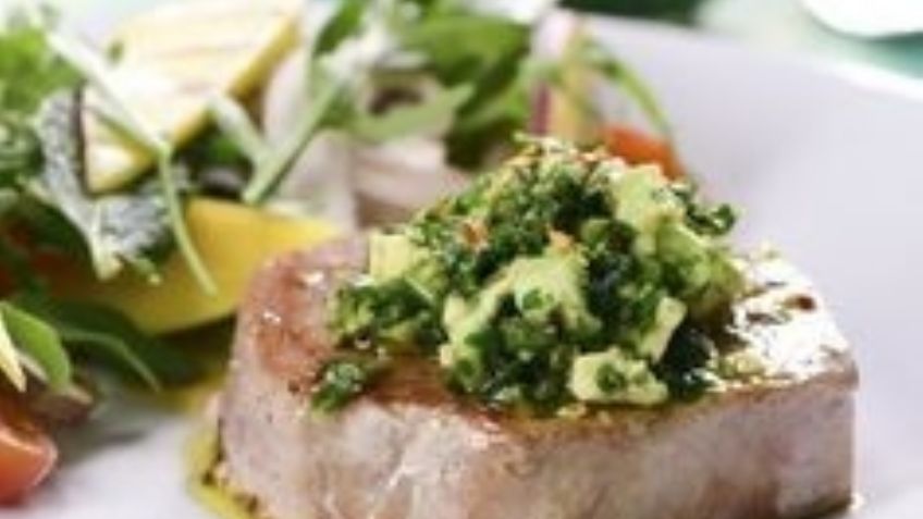Atún sellado con chimichurri: Este platillo es ideal para una cena romántica