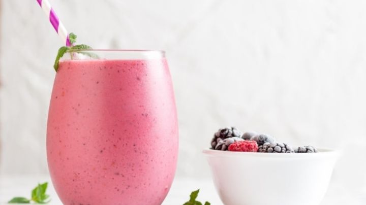 Cuida al medio ambiente con este licuado de frutos rojos perfecto para veganos