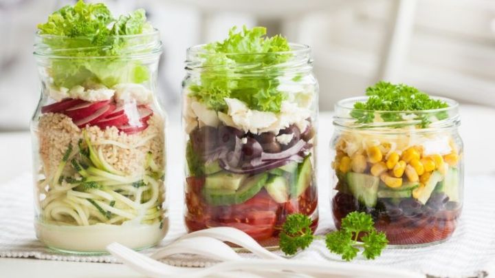 ¡No te vayas sin desayunar! Esta ensalada de coditos para llevar te acompañará al trabajo