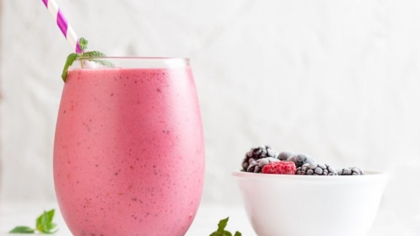 Cuida al medio ambiente con este licuado de frutos rojos perfecto para veganos