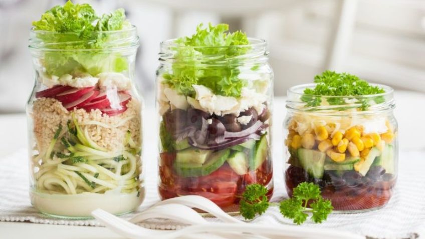 ¡No te vayas sin desayunar! Esta ensalada de coditos para llevar te acompañará al trabajo