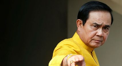 Primer ministro tailandés evade a periodistas rociándolos de desinfectante de manos en spray
