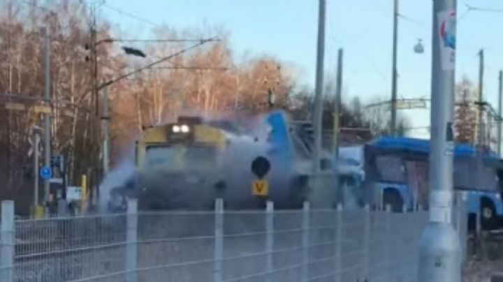 Impactante VIDEO: Tren de pasajeros parte en dos un autobús parado a mitad de la vía