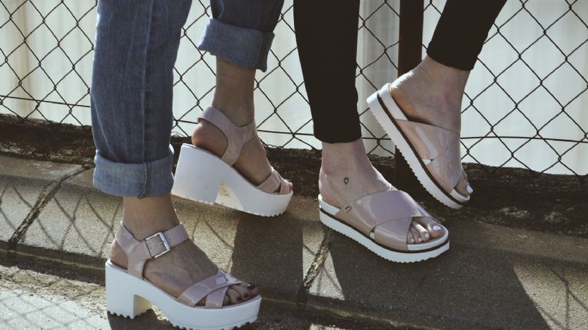 Refréscate esta temporada de calor con alguno de estos 'outfits' con sandalias