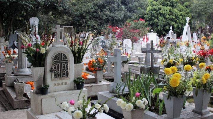 Sicario ACRIBILLA a mujer indígena en panteón; cae MUERTA sobre la tumba de su esposo