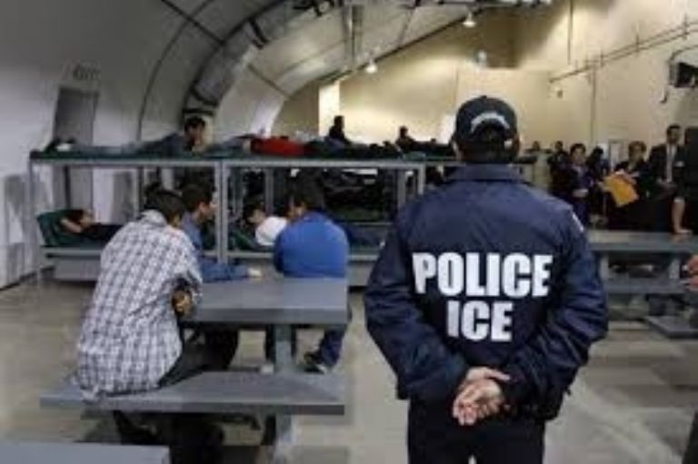Disminuyen deportaciones y arrestos de ICE