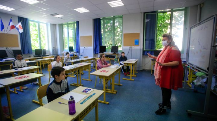 Suspenden clases a una semana de volver a las aulas debido a brotes de Covid-19