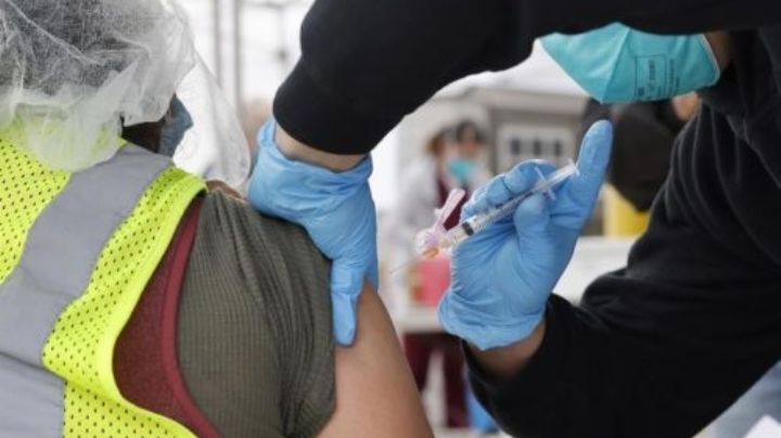 ¡Se buscan! Gobierno de EU tiene más vacunas contra Covid-19 que personal para aplicarlas