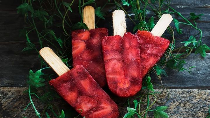 ¿Tienes calor? Estas deliciosas paletas de fresa te lo quitarán de inmediato