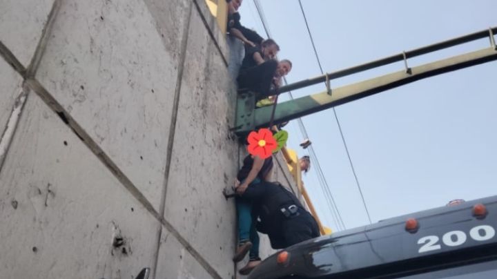 ¡Por poco no se salva! Rescatan a mujer que estaba a punto de colgarse de un poste en Eje Central