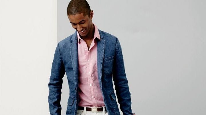¡Dile adiós a los estereotipos! Descubre cómo llevar el rosa en tu 'outfit' masculino