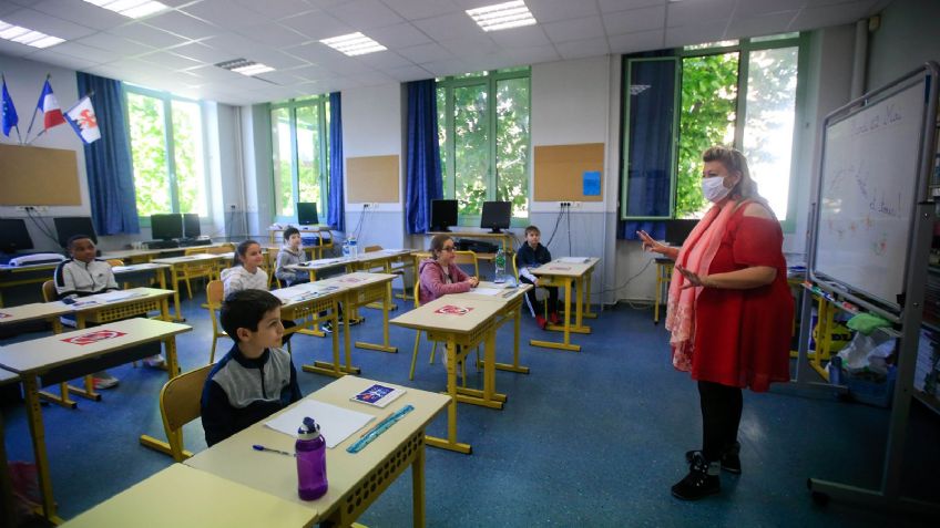 Suspenden clases a una semana de volver a las aulas debido a brotes de Covid-19
