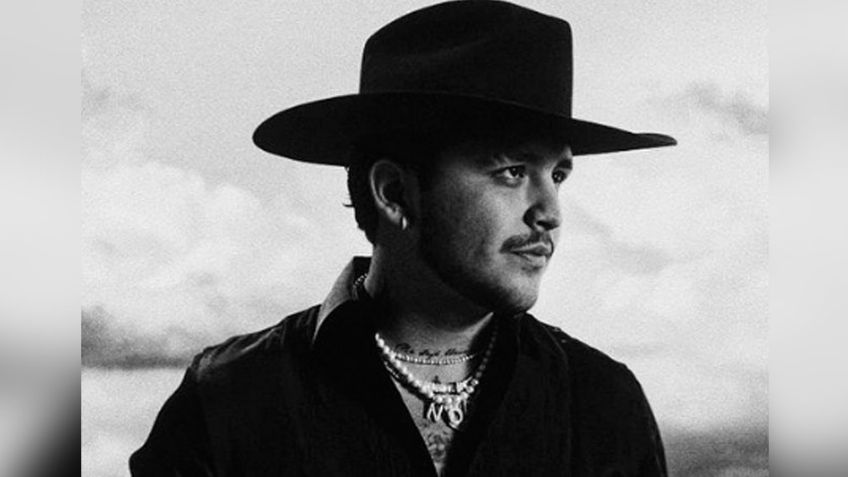 VIDEO: Christian Nodal se viste con extravagante atuendo y le hacen rotundo desprecio