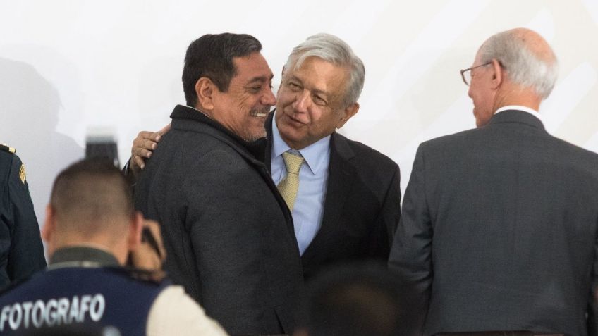 "Es un escupitajo a las mujeres:" Las duras reacciones contra AMLO por la ratificación de Salgado Macedonio