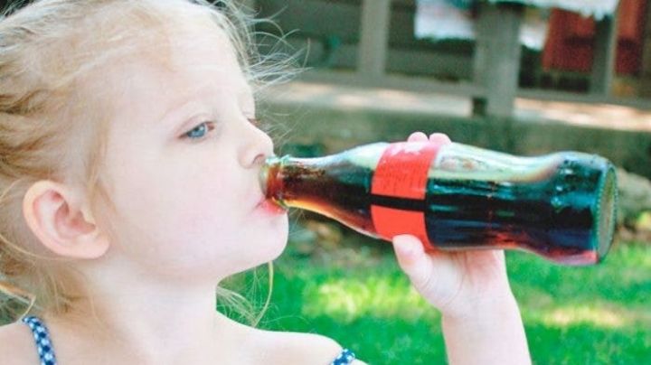 Alerta: Esta es la razón por la que nunca debes darle refresco a tus hijos