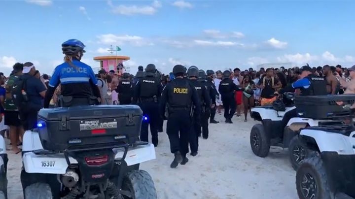 VIDEO: Vacacionistas abarrotan las playas de Miami y policías les lanzan gas lacrimógeno
