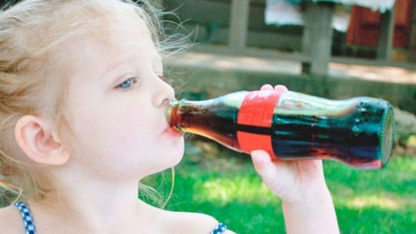 Alerta: Esta es la razón por la que nunca debes darle refresco a tus hijos