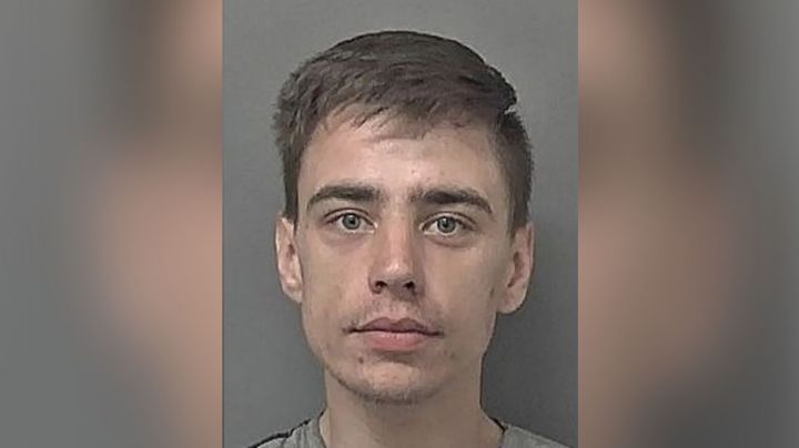 Enloquecido hombre apuñala y muerde a su exsuegra frente a sus hijos; ordena a su perro atacarla