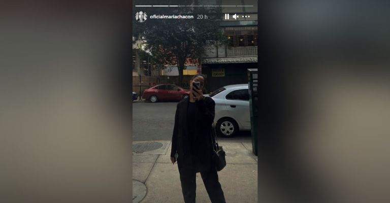 María Chacón sorprende al pasear con un elegante atuendo