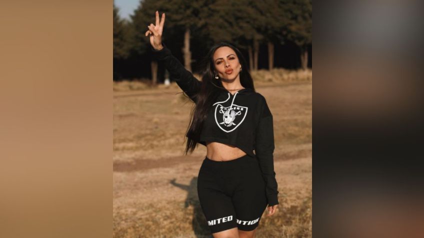 Jimena Sánchez aprovecha el calor de abril para exponerse a la orilla de la piscina