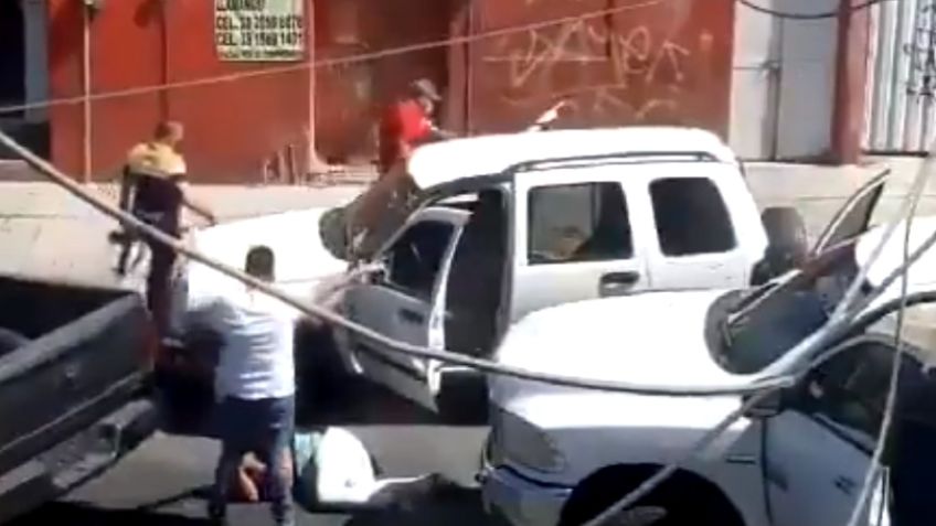 (VIDEO) "¿Te quieres pasar de verg...?": Hombres armados golpean a pareja en vía pública
