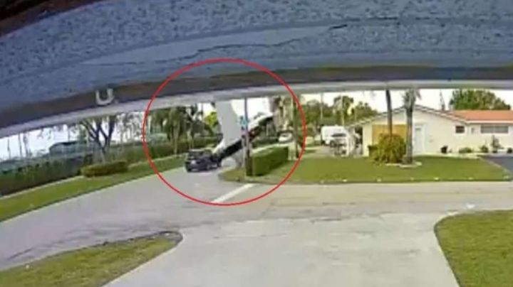 VIDEO: Impactante momento en el que una avioneta se estrella contra una camioneta