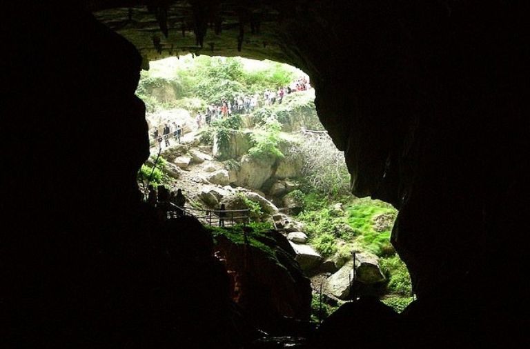 15 personas pasarán 40 días en una cueva