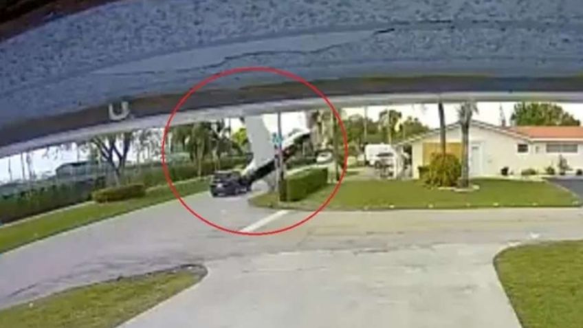 VIDEO: Impactante momento en el que una avioneta se estrella contra una camioneta