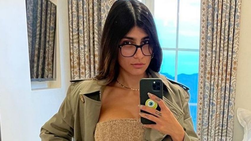 ¡Brutal! Mia Khalifa se deja ver en espectacular bañador azul y presume su marcado abdomen
