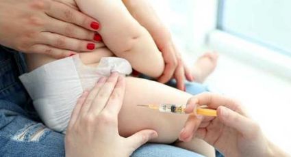 Lleva a su bebé a recibir la vacuna quíntuple y por error le aplican la del Covid-19