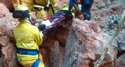 Bomberos de Guaymas rescatan a persona lesionada en zona montañosa