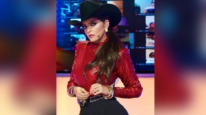 ¡Una ranchera en avión! Ana Bárbara toma su vuelo de esta inquietante manera