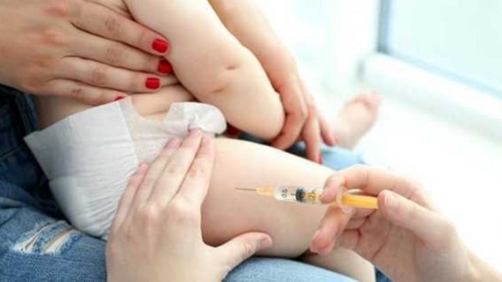 Lleva a su bebé a recibir la vacuna quíntuple y por error le aplican la del Covid-19